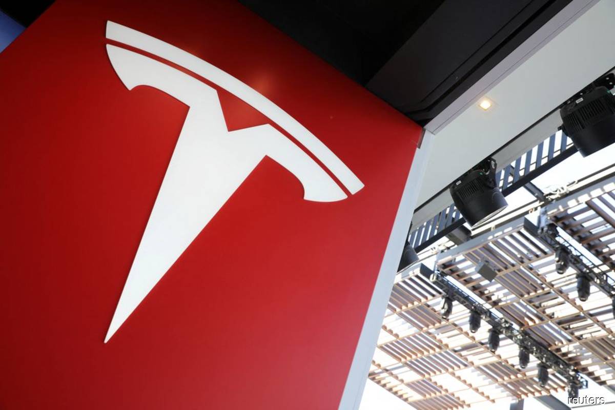 Tesla shares edge higher as Musk walks away from Twitter deal